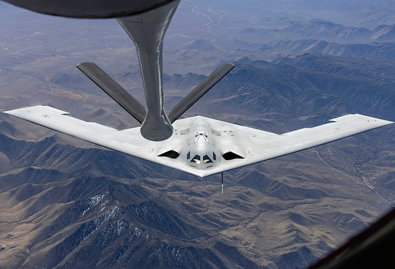 B-21 Raider Clears Key Refueling Test as U.S. Air Force Pushes Toward Operational Service
