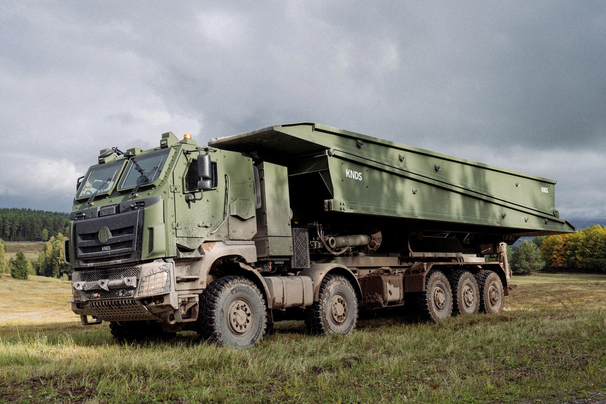 Picture: LEGUAN bridge system on&nbsp;a Tatra Phoenix 10x10 chassis | KNDS