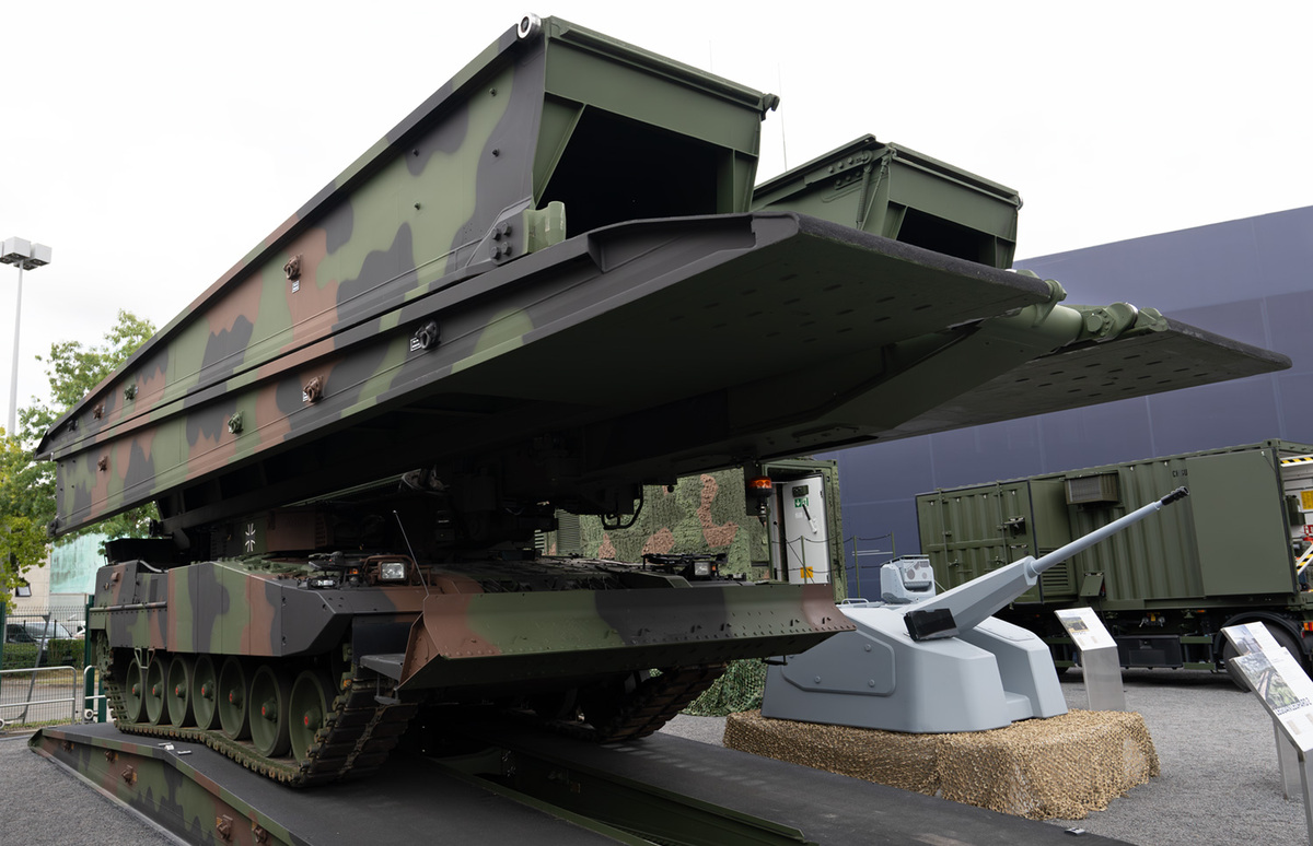 Picture: LEGUAN bridge system on&nbsp;Leopard 2&nbsp;tank chassis | DEFENSE MAGAZINE