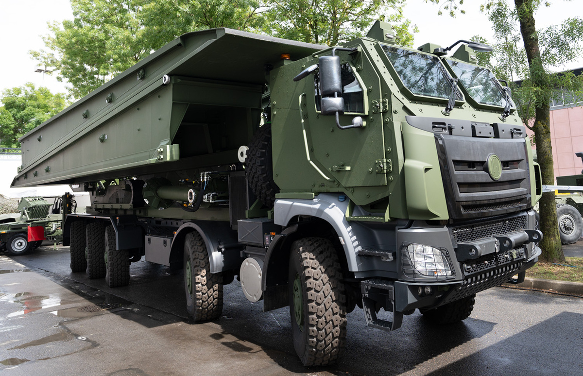 Picture: Prototype of the Leguan bridge on a Tatra Phoenix 10x10 chassis | DEFENSE MAGAZINE