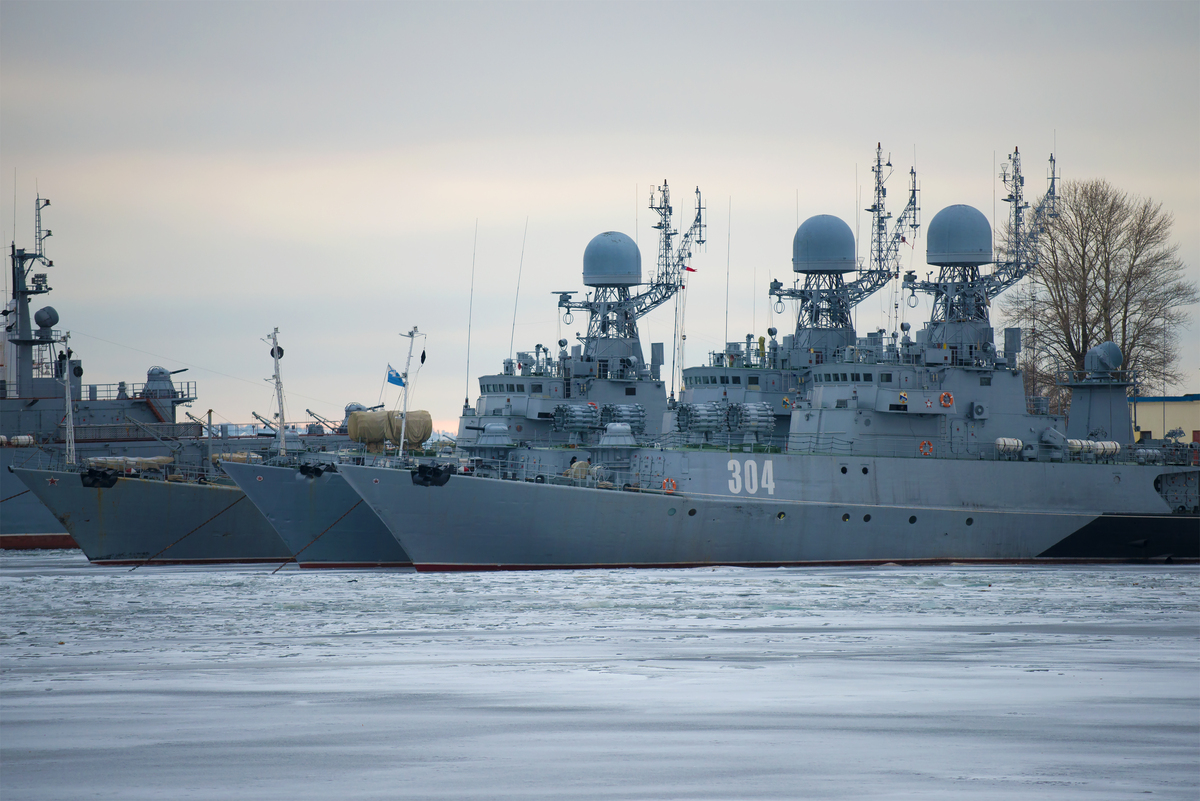 Photo: Small anti-submarine ships of the Baltic Fleet at winter anchorage in Kronstadt | Shutterstock